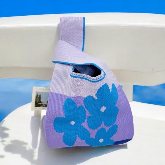 NWT Cute Blue Flower Compact Stylish Essentials Handheld Bag - Picture 2 of 8